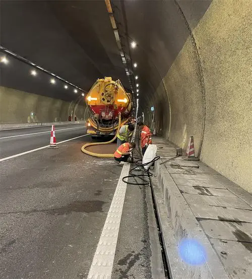 建邺隧道排水渠清淤